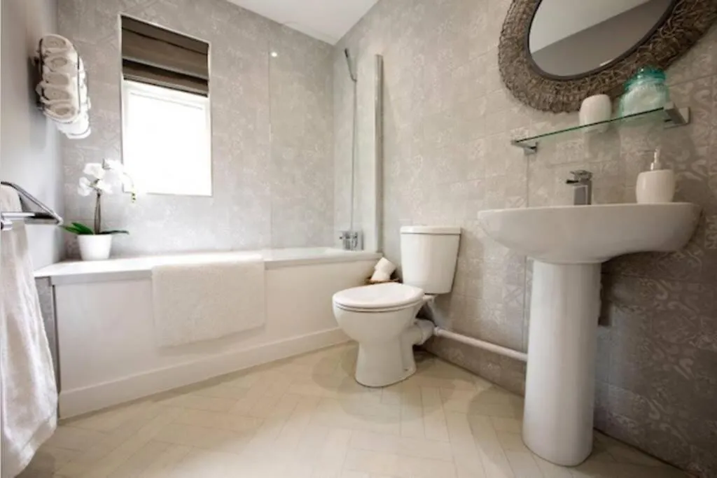 The Lodge Cowbridge 0*,
